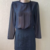 Сукня із напівпрозорим верхом.