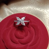 Стильное серебряное изящное кольцо с цирконами.Серебро 925 пр.