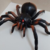 Дуже гарний,цікавий,класний павук на радіокеруванні, світяться очі