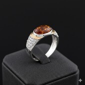 Яскрава срібна каблучка з бурштином 17 розміру