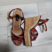 Розпродаж!!! Фирменные красивые босоножки в отличном состоянии р.39-40 стелька 26см