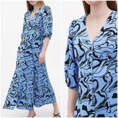 Довга блакитна сукня з чорними візерунками