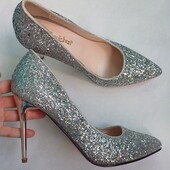 Розкішні туфлі на підборах в блискітках.