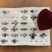 Одним лотом 24 каблучки і подарунковий футляр