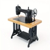 Мініатюрна модель швейної машини у вінтажному стилі