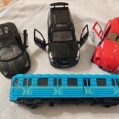 Набір металевих машинок.