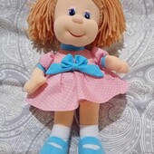 Велика ганчіркова лялька в мультяшному стилі.