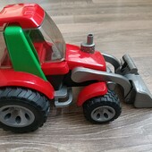 Великий трактор з ковшем