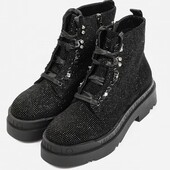 Стильные черные ботинки в камнях