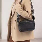 Стильна сумка чорного кольору з яскравим регульованим ремінцем.