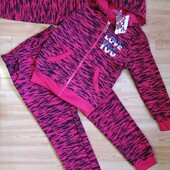 Гарний, теплий костюм.