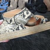 Босоніжки шльопки під рептилію