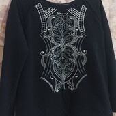 Чорний светр з вишивкою