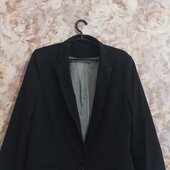 Чорний класичний піджак на один гудзик