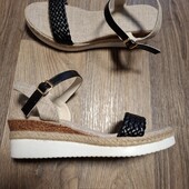 Зручні стильні босоніжки!