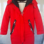 Яскраве тепле жіноче пальто.