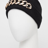 Стильна шапка на флісі з ланцюжком