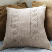 В'язана декоративна подушка ручної роботи з косами