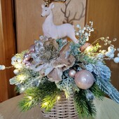 Новорічна композиція з гірляндою.