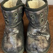 Гарні уггі для дівчинки!