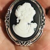 Красивая брошь Камея,высота 3.8 см на 3 см