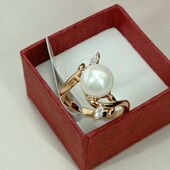 Очаровательное кольцо с жемчугом и фианитами. Размер 17.Позолота 585 пробы 18К.