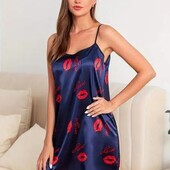 Нічна атласна жіноча сорочка/ пеньюар на бретельках з візерунком вуста