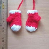 В'язані прикраси на ялинку або в підвіска на сумку