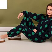 Яскравий якісний жіночий костюм, якість гарна.