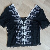 Гарна футболка вишиванка з мереживом.