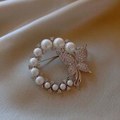 Нiжна красива брошка. Гарний подарунок!