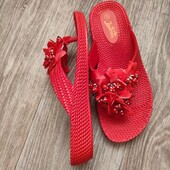 Якість! Стильні та зручні шльопки, не бояться води