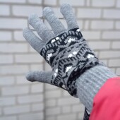 Акриловые утеплённые , вязанные с рисунком перчатки.