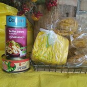 Лот продуктів: гуляш, тунець, квасоля, макарони