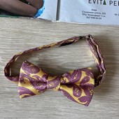 Красивый яркий галстук бабочка