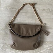 Бежевая кожаная сумка на цепочке