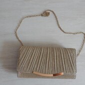 Золотистий клатч на ланцюжку