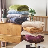 Останній, оливковий.Пухнасті тепленькі, затишні пледи в сумці 160*210.