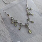 Шикарне кольє з салатовими стразами та камінням