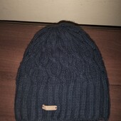 Жіноча тепла шерстяна шапка.