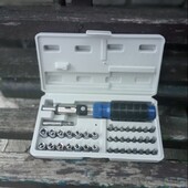 Викрутка з бітами та торцевих головками в пластиковому боксі