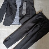 Гарний якісний костюм р. 122-128 у відмінному стані