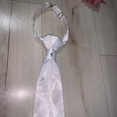 В ідеалі святкова краватка.