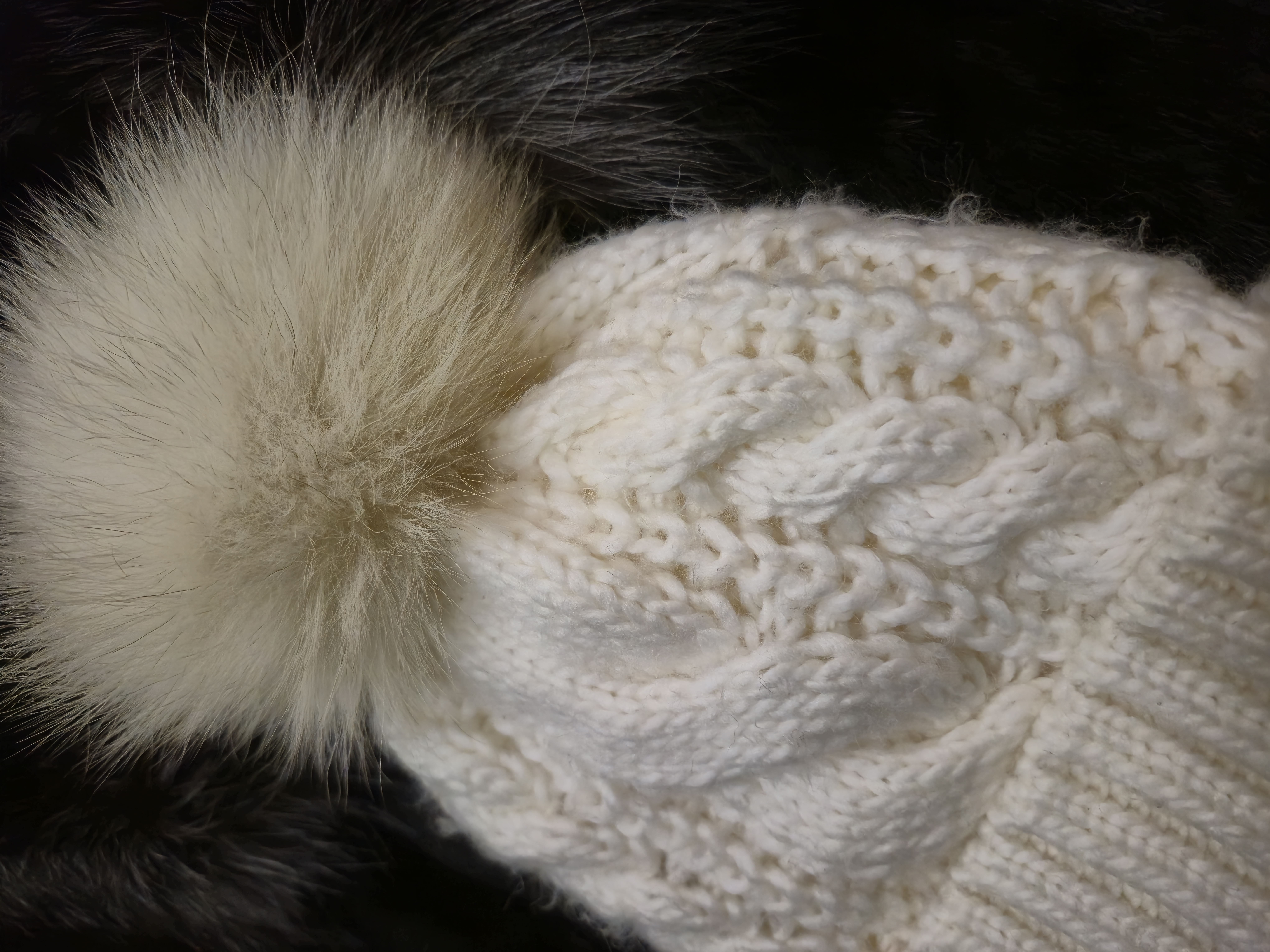 Шапка с бубоном із натурального хутра