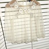 French connection uk14. Ошатна блузка сітка з вишивкою