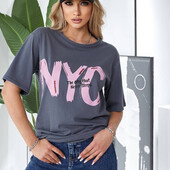 Женская трикотажная футболка оверсайз с принтом.