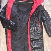 Пальто зимове чорне з червоними вставками.