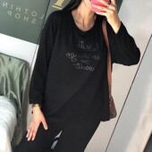 Чорний светр оверсайз з довгими рукавами та написом