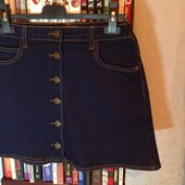 Актуальная джинсовая юбка на пуговицах бренда Glamorous, р. 40