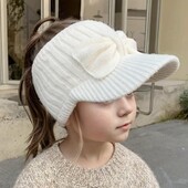 Стильна та зручна біла утеплена шапка -козирек для дівчаток 5–10 років.